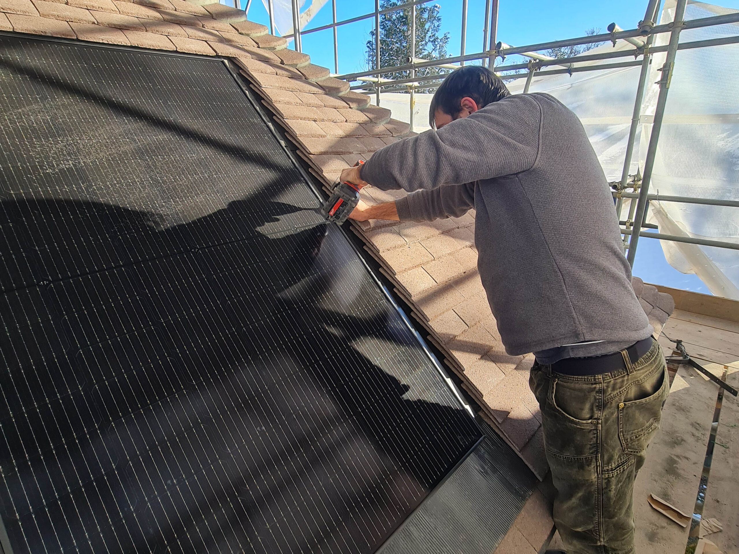 solar panels installer scaled